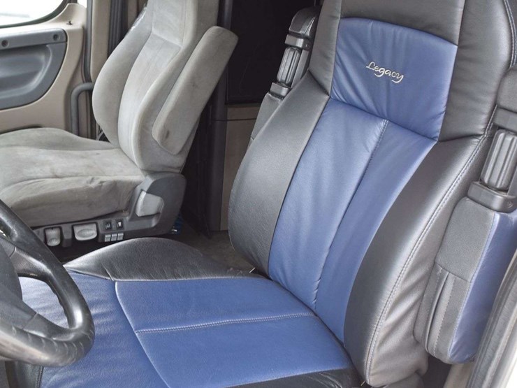 2017-freightliner-cascadia-125-image-35