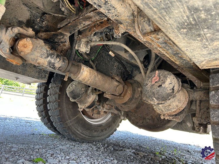 2010-freightliner-m2-106-image-97