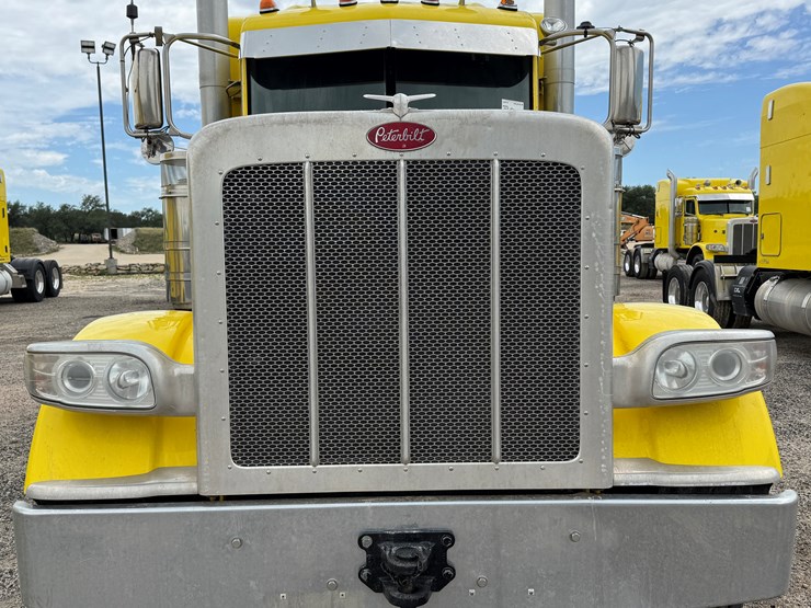 2015-peterbilt-389-image-2