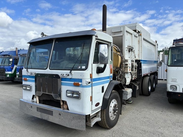 2014-peterbilt-320-image-1