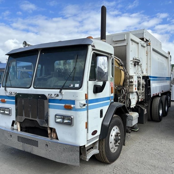 2014 PETERBILT 320