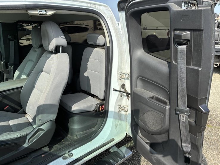 2016-gmc-canyon-image-16