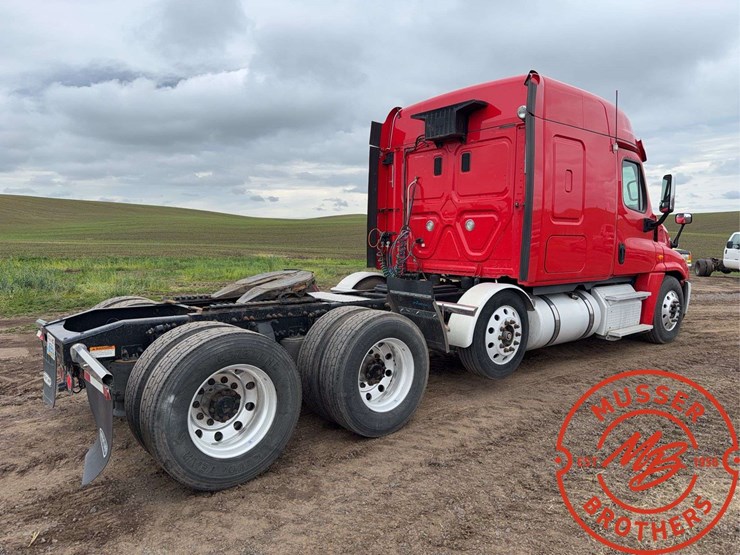 2013-freightliner-cascadia-125-image-3