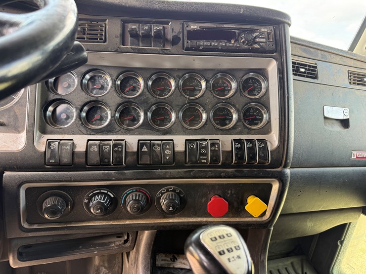 2016-kenworth-t800-image-12