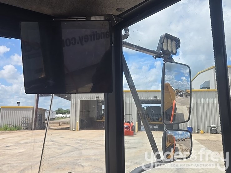 2023-volvo-a25g-image-57