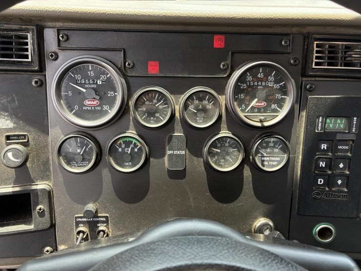 2010-peterbilt-335-image-15