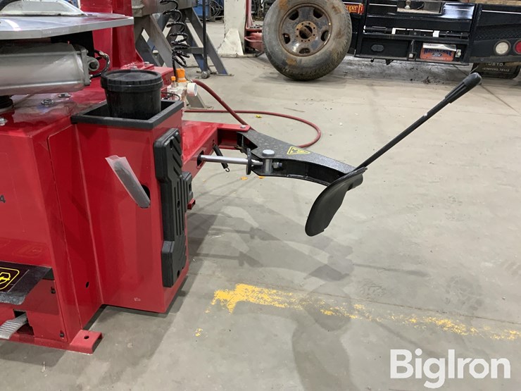 2025-massey-ferguson-730-image-17
