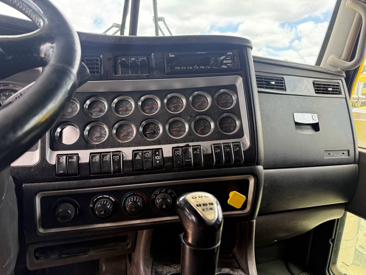 2015-kenworth-t800-image-13
