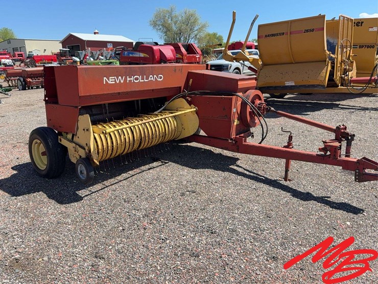 new-holland-320-image-3