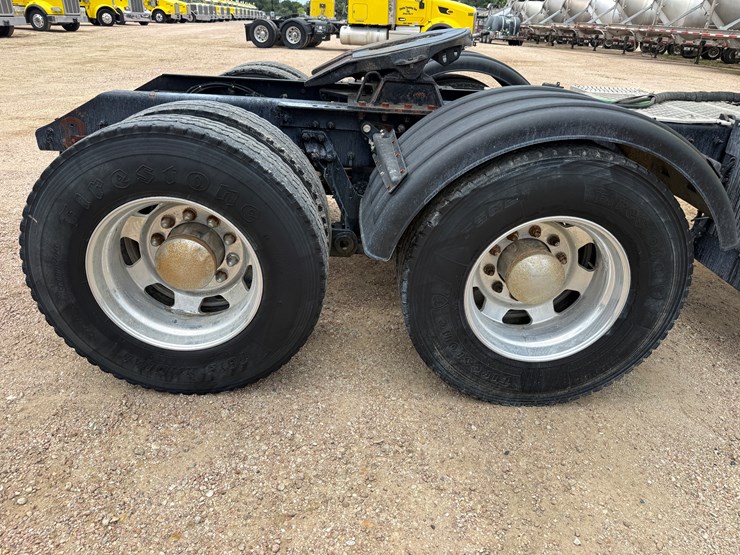 2015-kenworth-t800-image-16