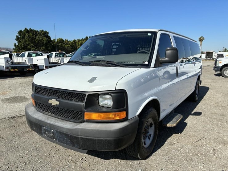 2013-chevrolet-express-3500-image-1