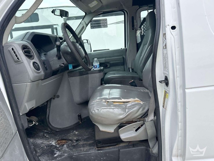 2013-ford-e-250-cargo-van-image-13