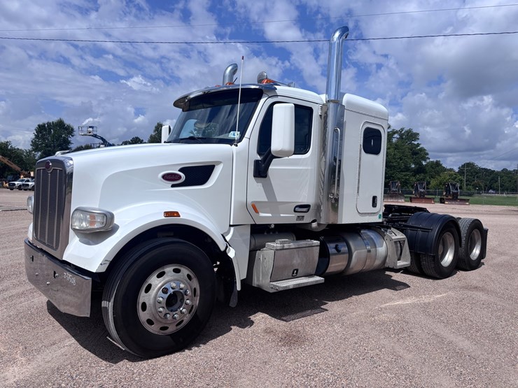 2021-peterbilt-567-image-1