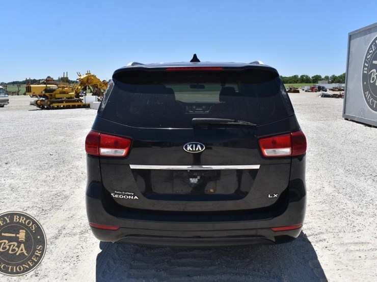 2015-kia-sedona-lx-image-4