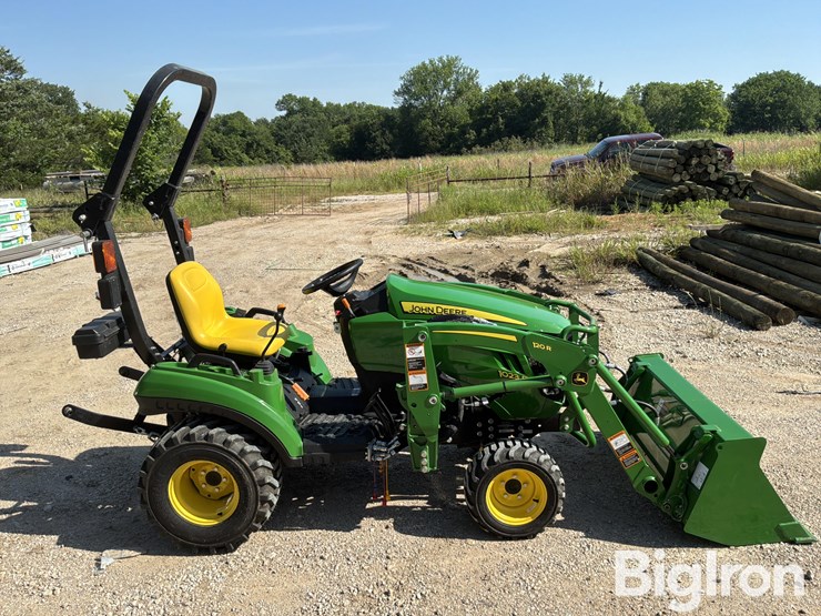 2025-john-deere-1023e-image-4