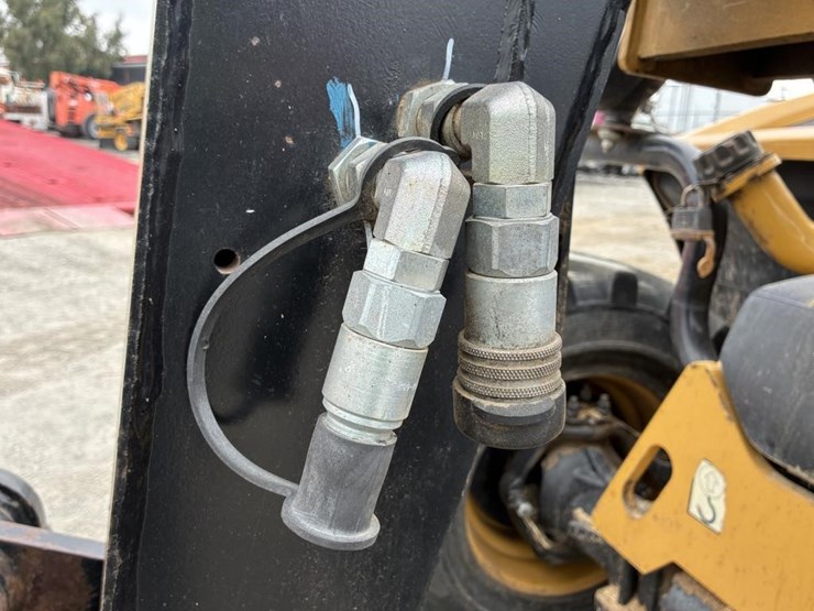 2015-caterpillar-th255c-image-10