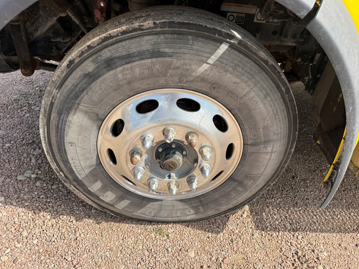 2018-peterbilt-567-image-13