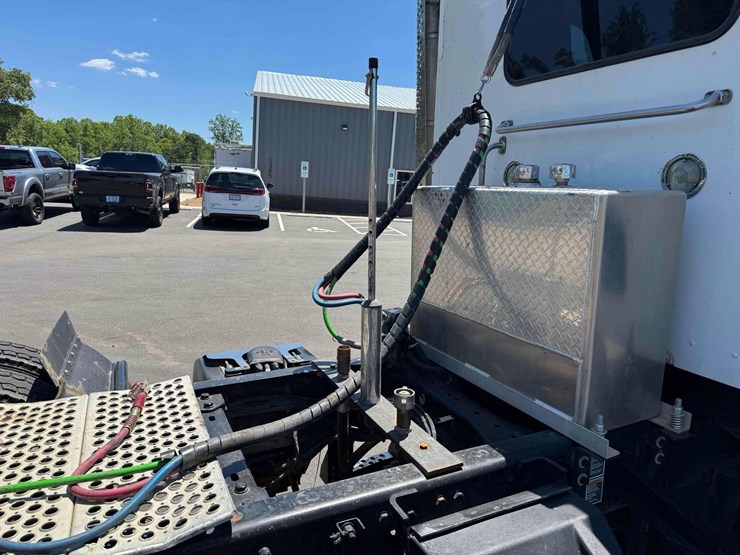 2021-kenworth-t880-image-16