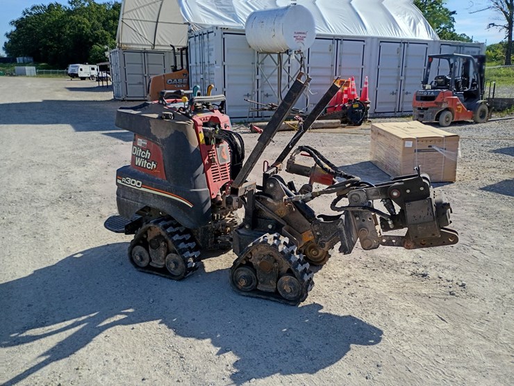 2017-ditch-witch-r300-image-10