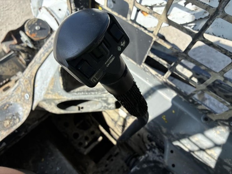 2023-bobcat-s590-image-23
