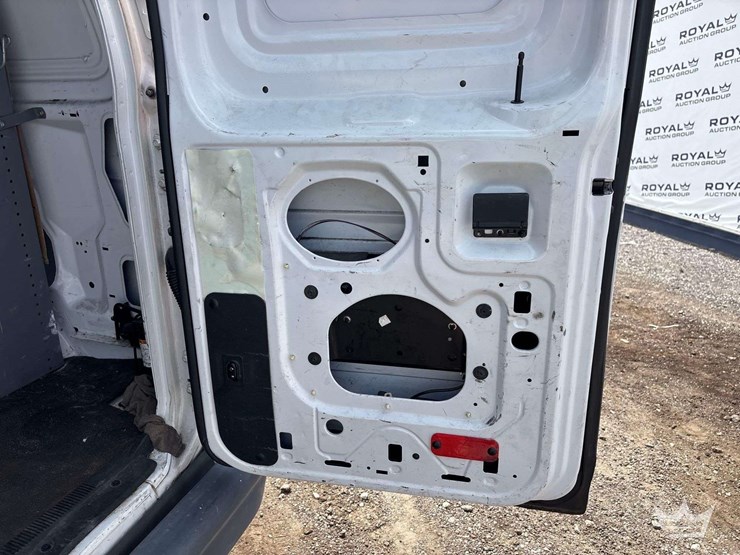 2013-ford-e-250-cargo-van-image-16