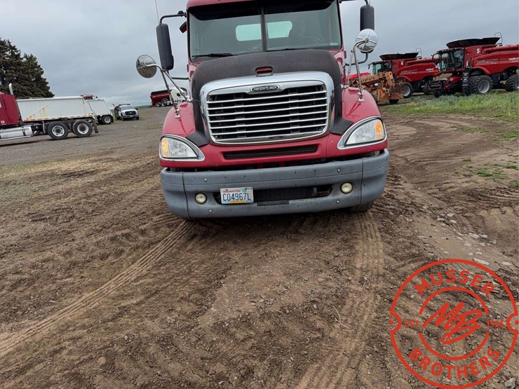 2007-freightliner-columbia-120-image-8