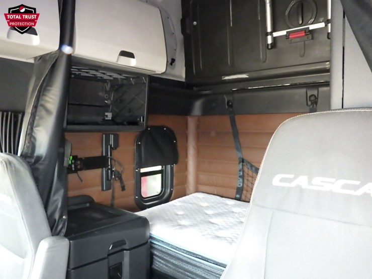 2021-freightliner-cascadia-126-image-24