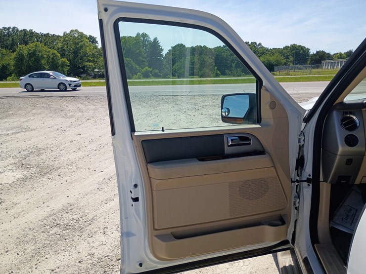 2010-ford-expedition-image-30