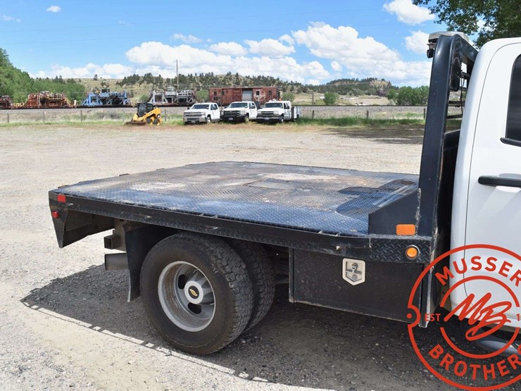 2015-chevrolet-3500-image-25