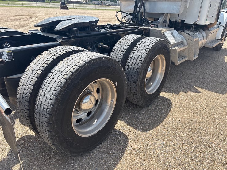 2020-peterbilt-567-image-6