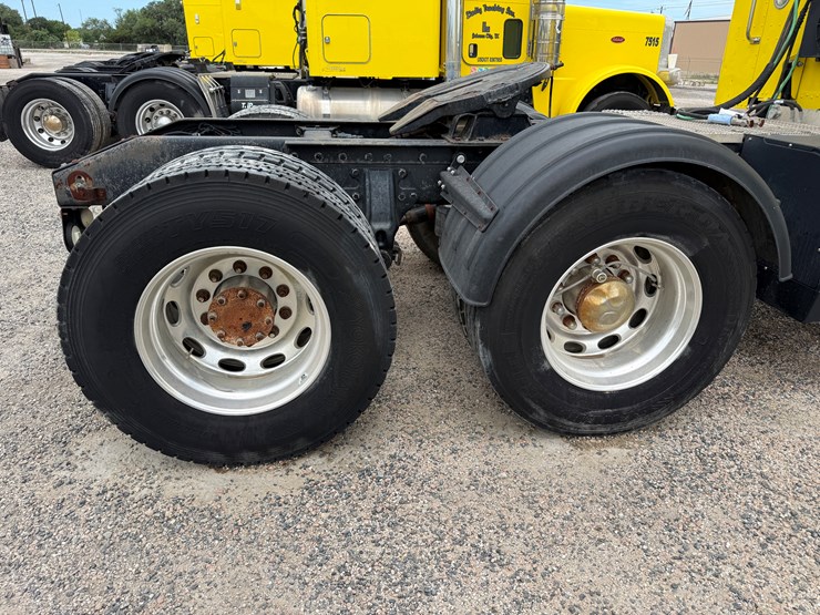 2015-peterbilt-389-image-16