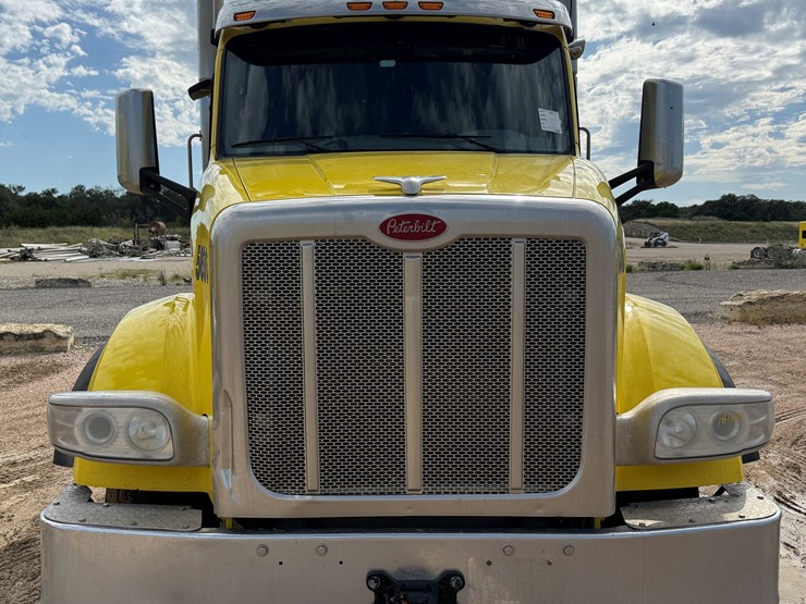 2018-peterbilt-567-image-2