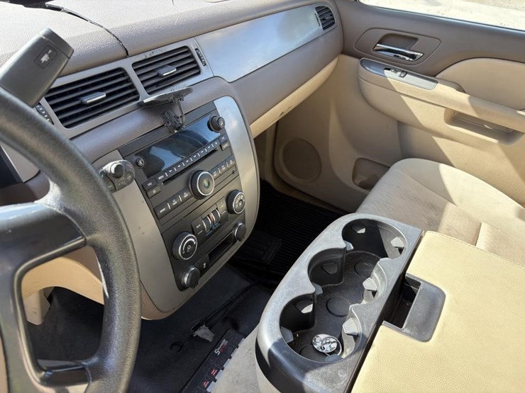 2014-chevrolet-tahoe-lt-image-18