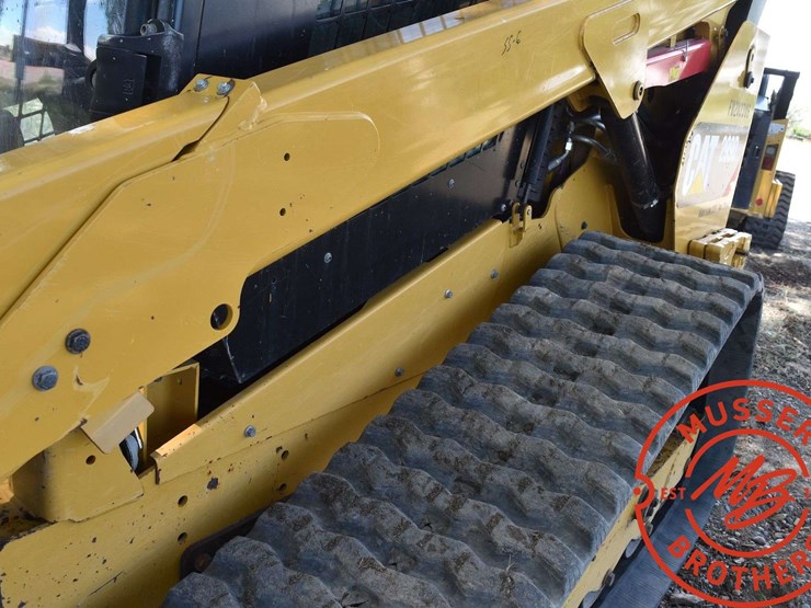 2017-caterpillar-d2-image-59