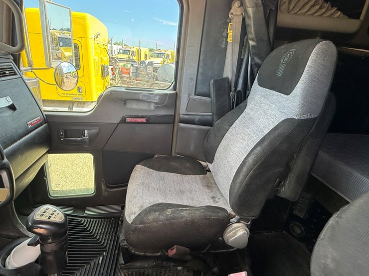 2014-kenworth-t800-image-17