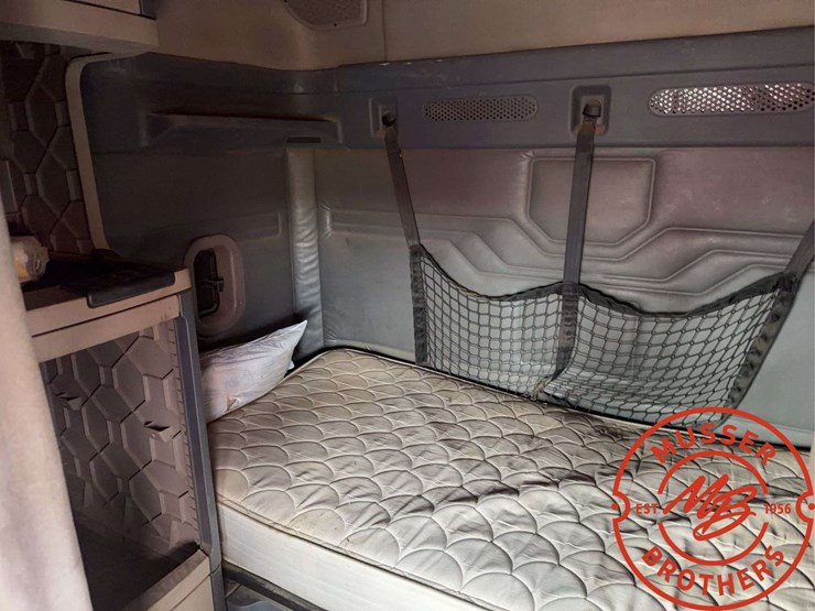 2013-freightliner-cascadia-125-image-21