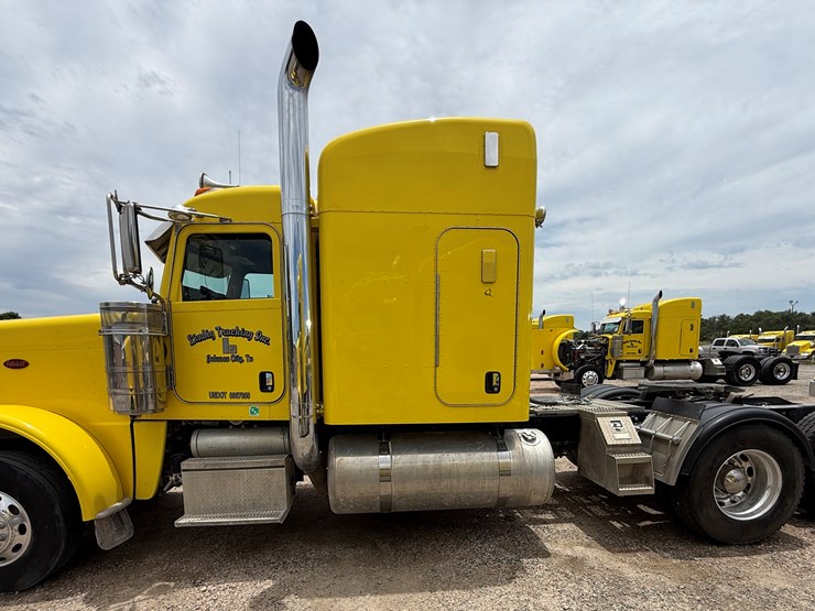 2015-peterbilt-389-image-8