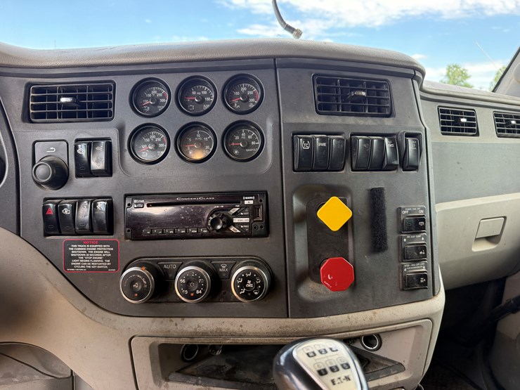2018-peterbilt-567-image-12