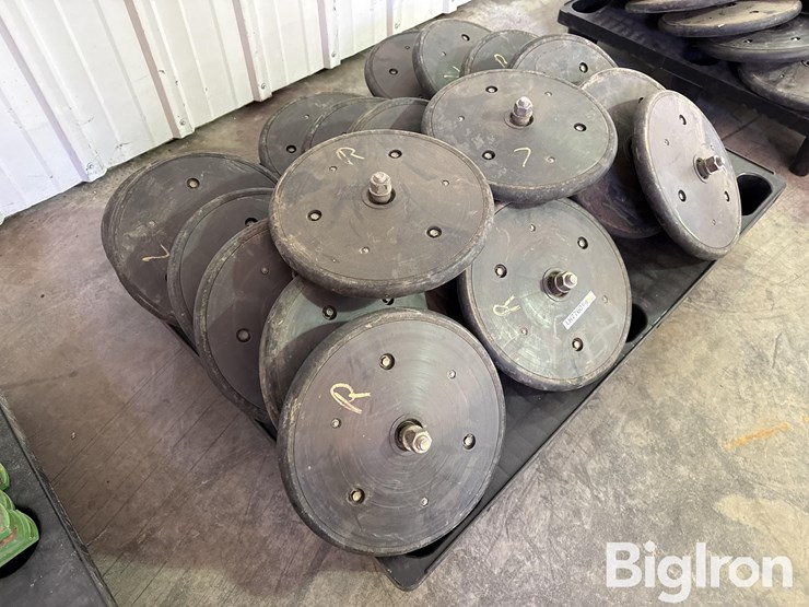 john-deere-planter-wheels-w/bolts-image-3