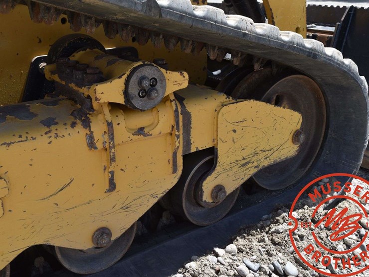 2017-caterpillar-d2-image-26