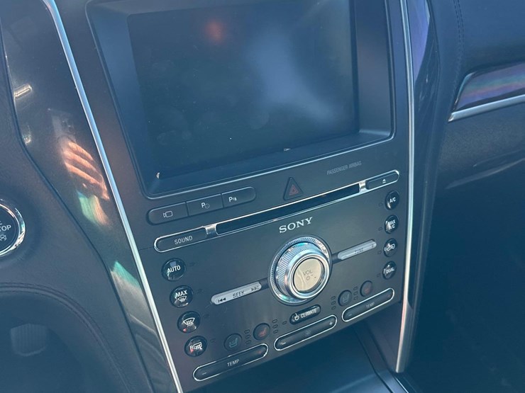 2016-ford-explorer-platinum-image-17