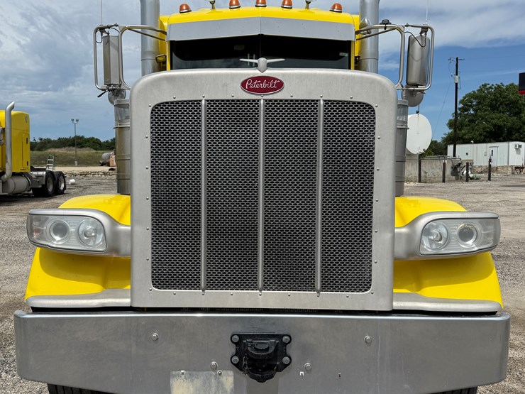 2014-peterbilt-389-image-2