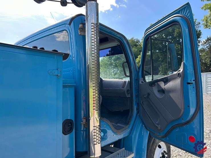 2010-freightliner-m2-106-image-98