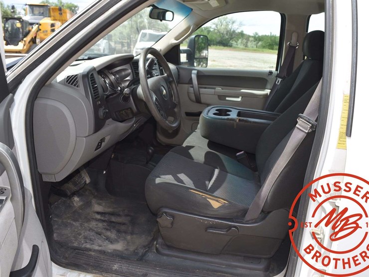 2013-chevrolet-3500-image-32