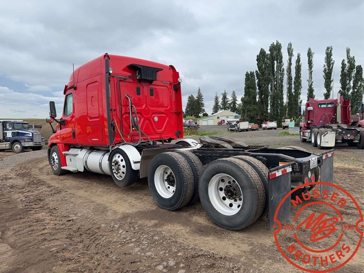 2013-freightliner-cascadia-125-image-5