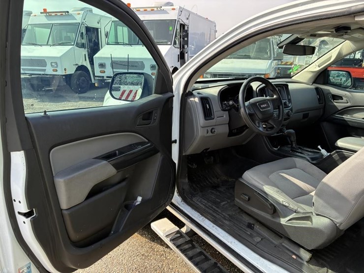 2016-gmc-canyon-image-17