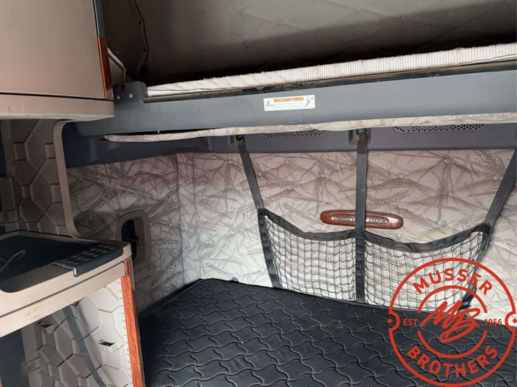 2012-freightliner-cascadia-125-image-22
