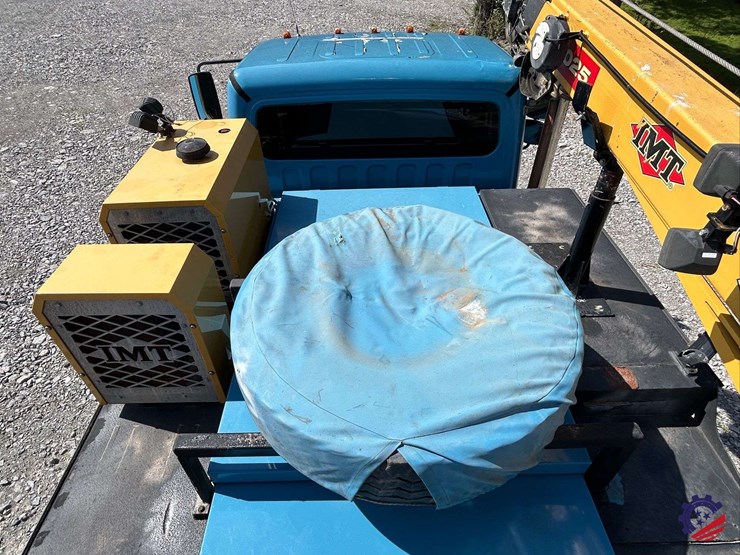 2010-freightliner-m2-106-image-56