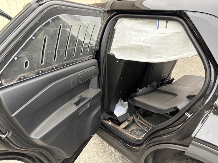 2021-ford-explorer-police-interceptor-image-17