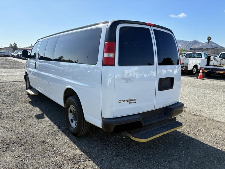 2013-chevrolet-express-3500-image-4